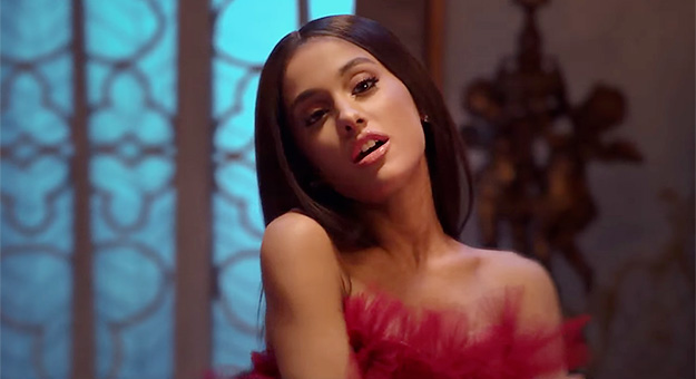 Ариана Гранде и Джон Ледженд в клипе на песню из «Красавицы и чудовища»