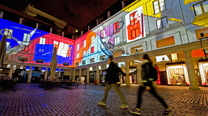 Зачем сцена, если есть стена: арт-проекции на здании Королевского театра