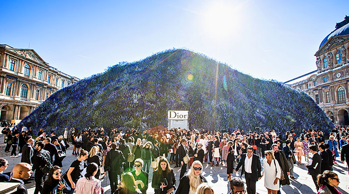 Видео на repeat: смотрим, как строили цветочную пещеру Dior для показа весна-лето 2016