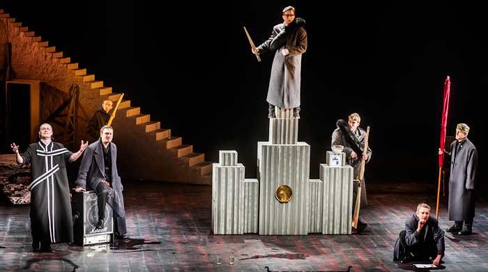 \"Но смерть… Но власть… Но бедствия народны…\": \"Борис Годунов\" Някрошюса в Москве