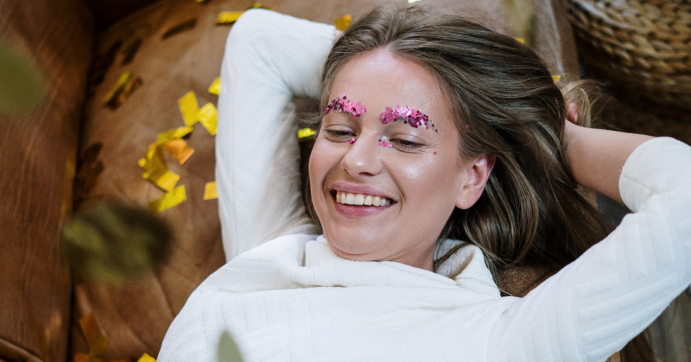 Пайетки на губах, детство в волосах и другие тренды с недель моды, которые легко освоить в локдаун