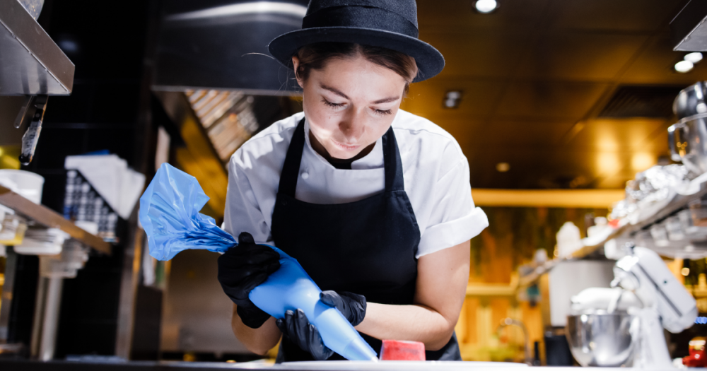 Собаку съесть и на елку влезть: о хайпе и сладостях — с кухни BURO. TSUM