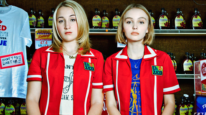 Лили-Роуз Депп на съемках \"Любителей йоги\"