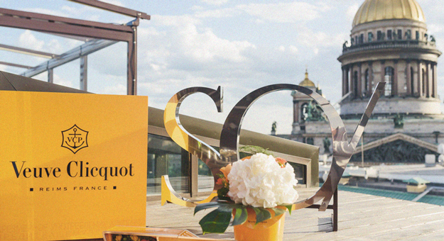 Алена Ахмадуллина разработала логотип и фирменный стиль для отеля