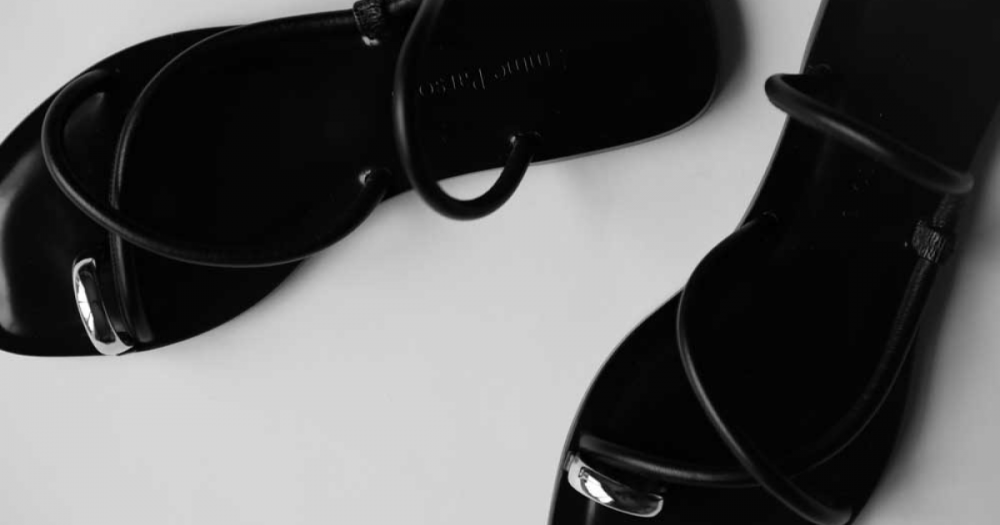 Внимание на большой палец! Самая модная обувь на это лето — сандалии и шлепанцы «в палец»