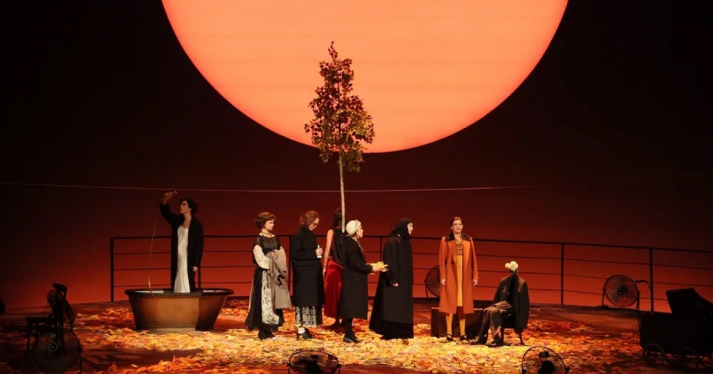 Буковски, Есенин и Лолита: какие спектакли смотреть в апреле