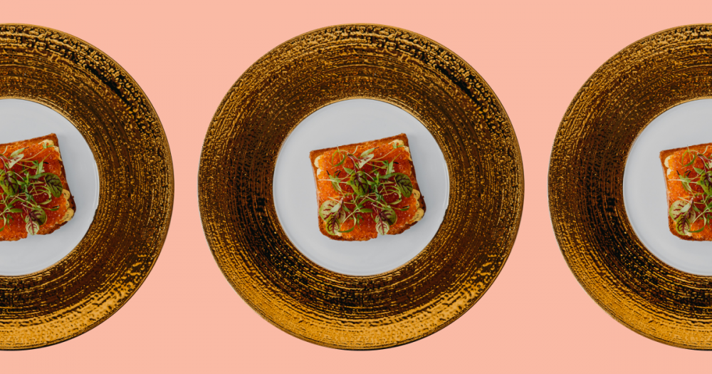 Новости ресторанов: бабка с кокосовым муссом, коктейли to go и осетровая икра на завтрак