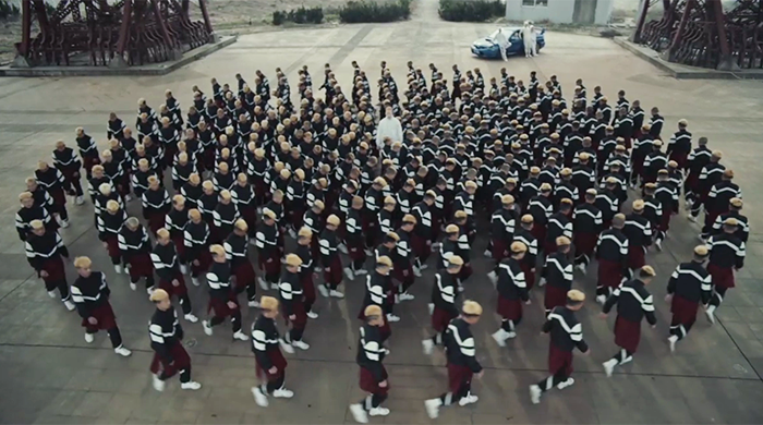 Не имей 100 рублей: 400 актеров в новом клипе Jamie xx