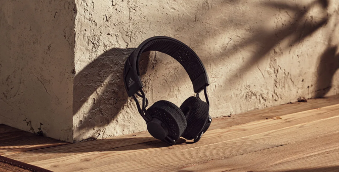 adidas представил наушники на солнечных батареях