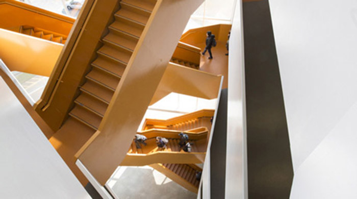 Оранжевая лестница-зигзаг в John Abbott College в Канаде