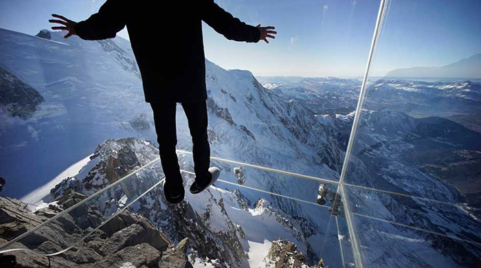 Стеклянная кабинка на вершине горы