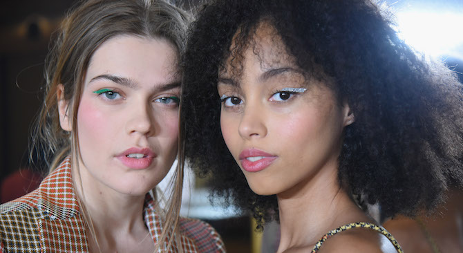 Как повторить макияж с накладными стрелками с показа Rosie Assoulin