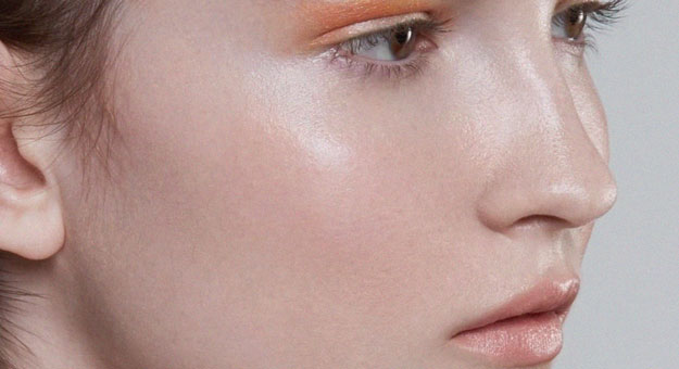 Каких компонентов косметики лучше избегать летом