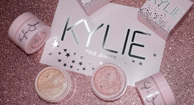 Кайли Дженнер выпустила хайлайтер цвета шампанского в честь своего 21-летия