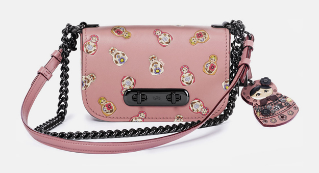 Coach выпустил сумку с матрешками специально для России