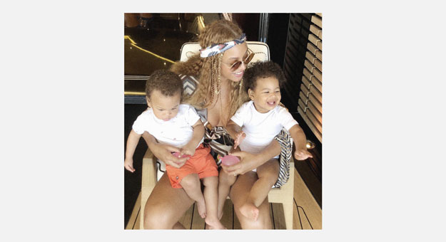Бейонсе показала первое «домашнее» фото с близнецами Сэром и Руми