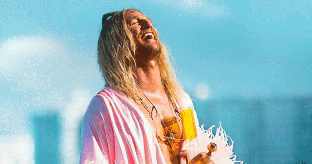 Мэттью Макконахи сочиняет стихи в трейлере комедии от сценариста «Деток»