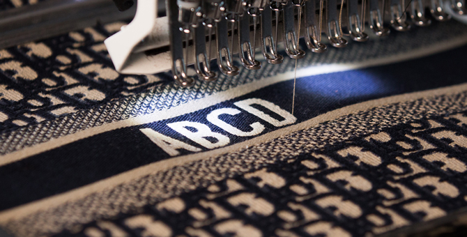 Dior предлагает персонализировать сумки с помощью услуги ABCDior