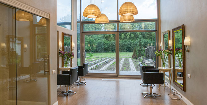 Где сделать маникюр с видом на Ботанический сад или Красную площадь