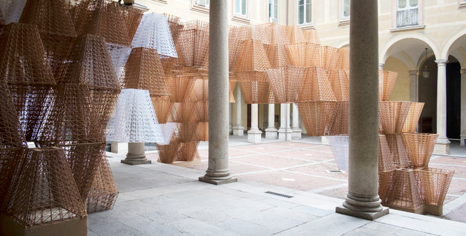 Как выглядит инсталляция COS из биопластика в итальянском палаццо