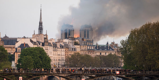 Пожар в соборе Парижской Богоматери потушен: что уцелело