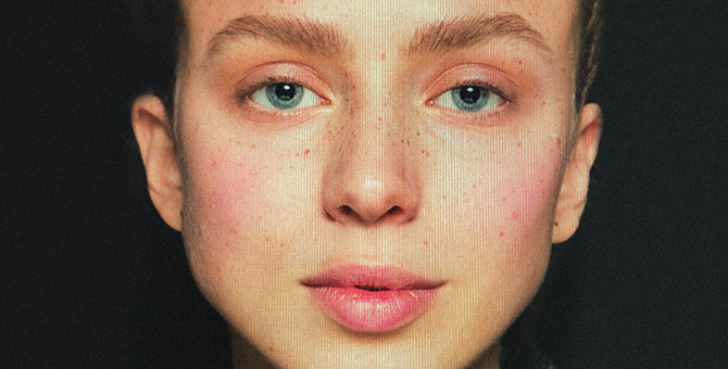 Как повторить макияж с румянцем и веснушками с показа Issey Miyake