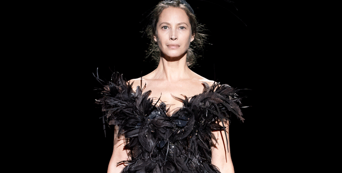 Кристи Тарлингтон вышла на подиум после 20-летнего перерыва