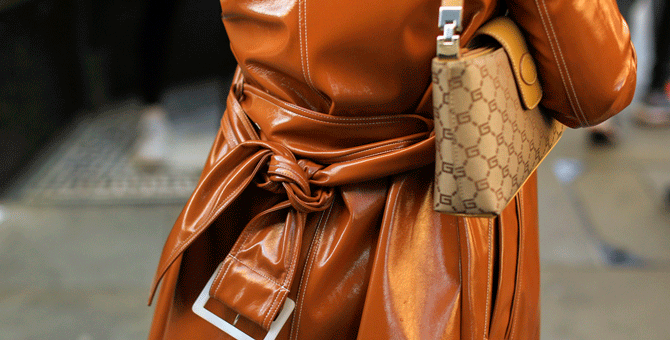 Кардиганы и сумки из нулевых: что носят на Неделе моды в Лондоне