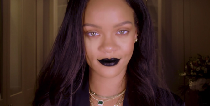 Рианна показала, как сделать макияж с черной помадой Fenty Beauty