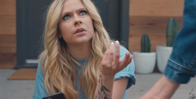 Аврил Лавин выпустила видео на песню «Tell Me Itʼs Over»