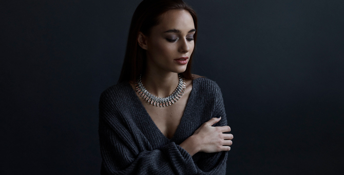 В бутиках UNOde50 появились украшения, вдохновленные спутником Земли