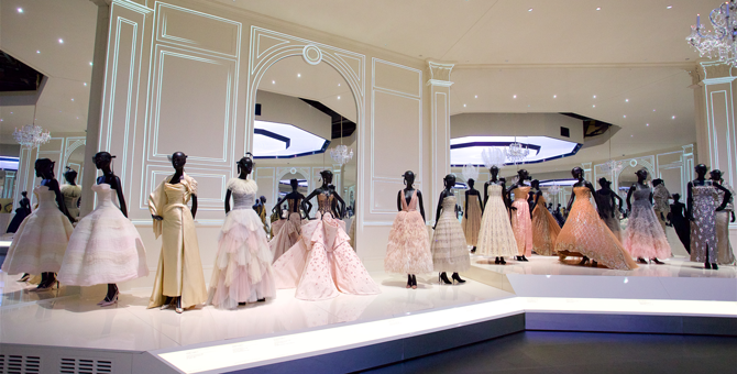 Музей Виктории и Альберта продлил выставку о доме Dior