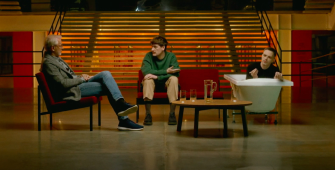 Александр Гудков выясняет отношения с современным искусством в видео «Гаража»