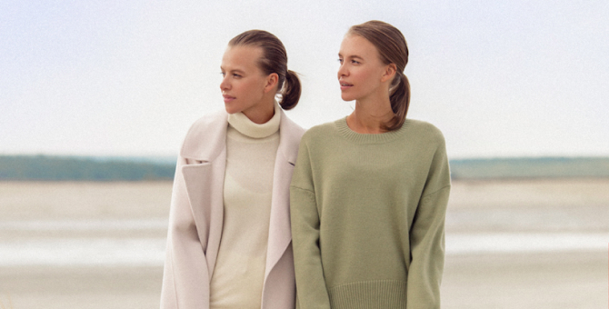 12Storeez выпустил августовскую капсулу с пальто из мериносовой шерсти и трикотажными платьями