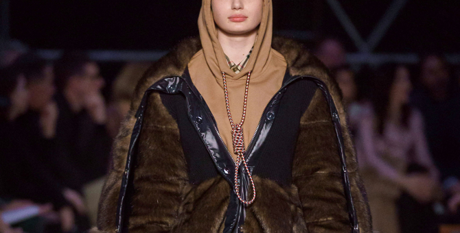 Burberry обвинили в пропаганде суицида из-за декора на худи