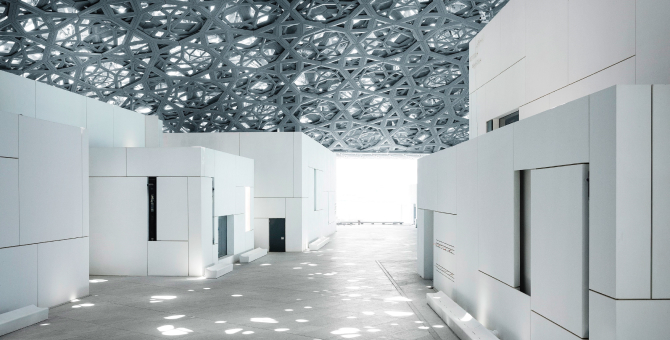 Лувр Абу-Даби сделал арт-проект с Уиллемом Дефо и Шарлоттой Генсбур