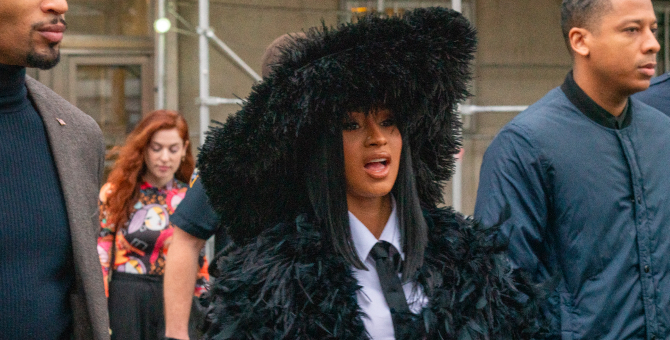 Cardi B приехала на заседание суда в «королевском» плаще