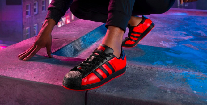 adidas выпустил новую версию кроссовок Superstar, вдохновленную Человеком-пауком