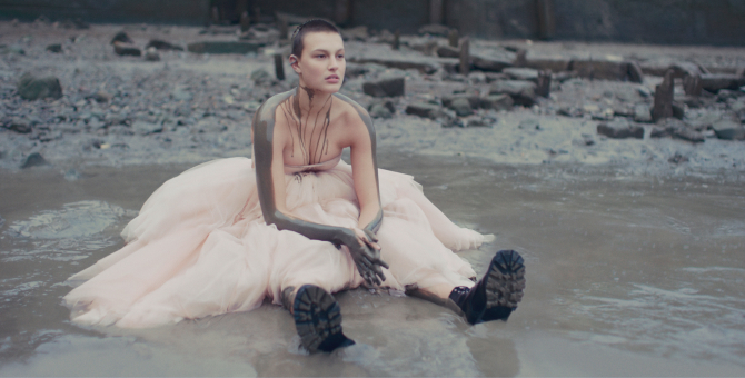 Режиссер клипов Massive Attack и Radiohead снял фильм о новой коллекции Alexander McQueen