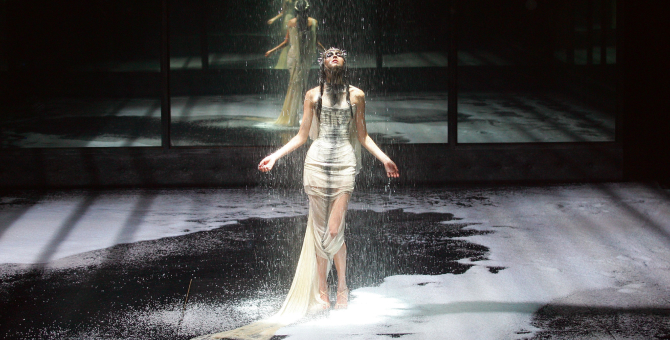 Vestiaire Collective выставил на продажу архивные вещи Alexander McQueen