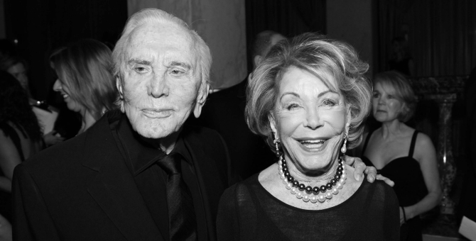 Умерла продюсер Энн Байденс — вдова Кирка Дугласа