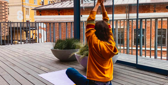 В Центре дизайна Artplay будут проходить бесплатные занятия по йоге на свежем воздухе