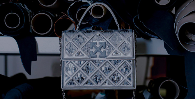 Вирджил Абло сделал для Off-White сумку, вдохновленную пирамидой Лувра