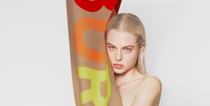 Burberry выпустил шарф с радужным логотипом