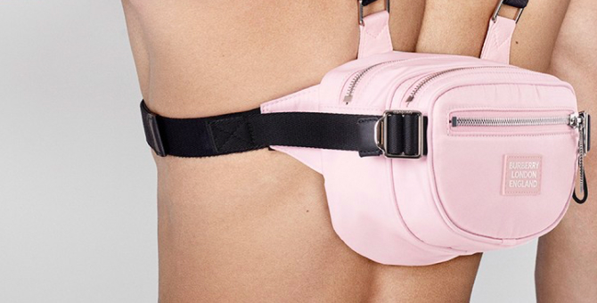 Рикардо Тиши сделал розовые сумки с ремнями для Burberry B Series