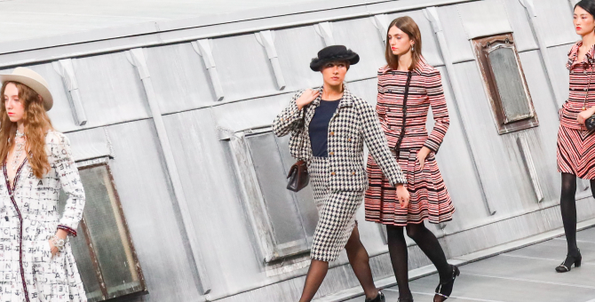 Парижская комедиантка выскочила на подиум в финале показа Chanel