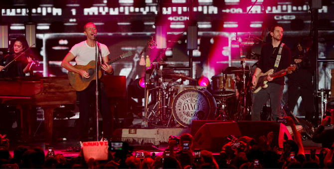 Группа Coldplay выпустила сингл «Flags»