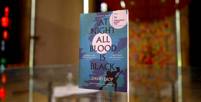 Международную Букеровскую премию впервые получил писатель из Франции — Давид Диоп