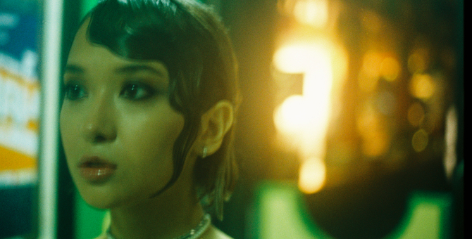 Премьера на BURO.: ленивое утро и добрая меланхолия в клипе Dequine на песню «На Западе»