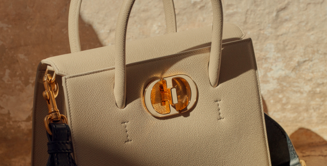 Dior посвятил новую сумку своему бутику на улице Сент-Оноре в Париже